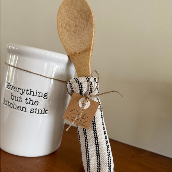 MUDPIE “EVERYTHING BUT THE KITCHEN SINK” TOOL HOLDER / TOWEL SET - Picture 4 of 5